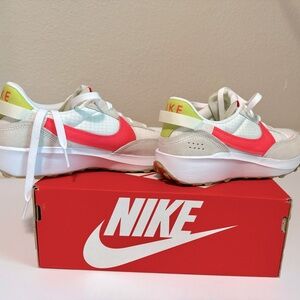 WMNS NIKE WAFFLE DEBUT